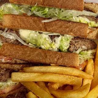 Cheeseburger Club Sandwich (*)